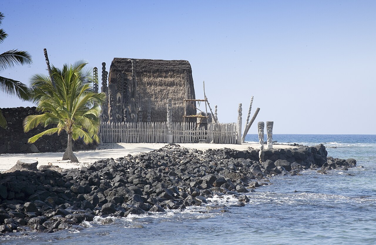 Hale o Keawe beside the shore at Puuhonua o Honaunau