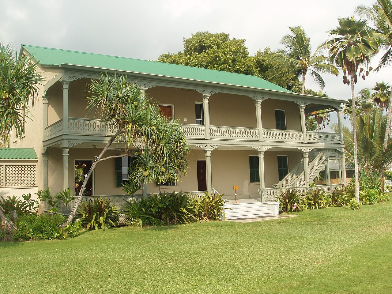 Ocean-facing side of Hulihee Palace in Kailua-Kona