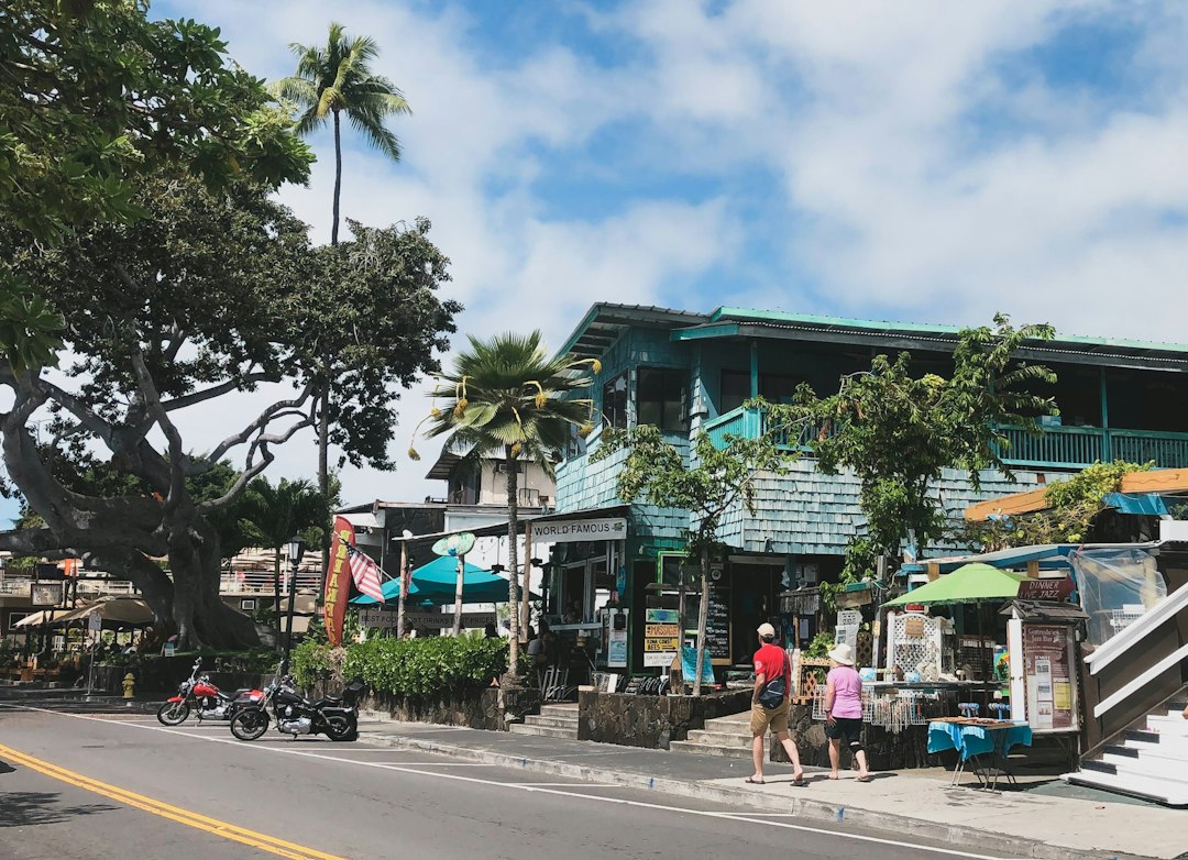 Shops and pedestrians in Kailua-Kona